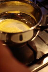 Przygotowanie beszamelu do lazanii - masło