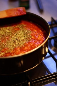 Przygotowania sosu bolognese - dodanie oregano